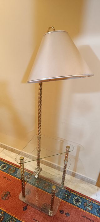 Lampara de pie con mesa auxiliar