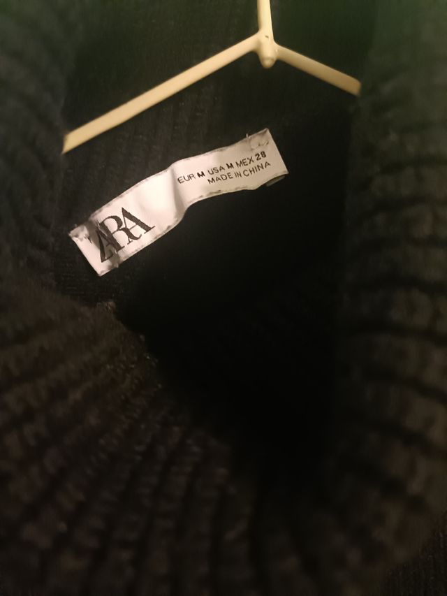 Jersey negro de cuello vuelto de Zara.