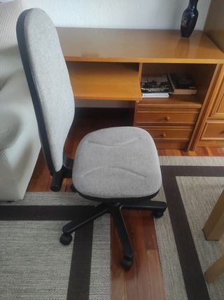 Mesa de estudio con silla