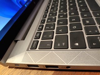 HP ELITEBOOK Bang&Olufsen - ICORE 7/ 10510H - 32GB
