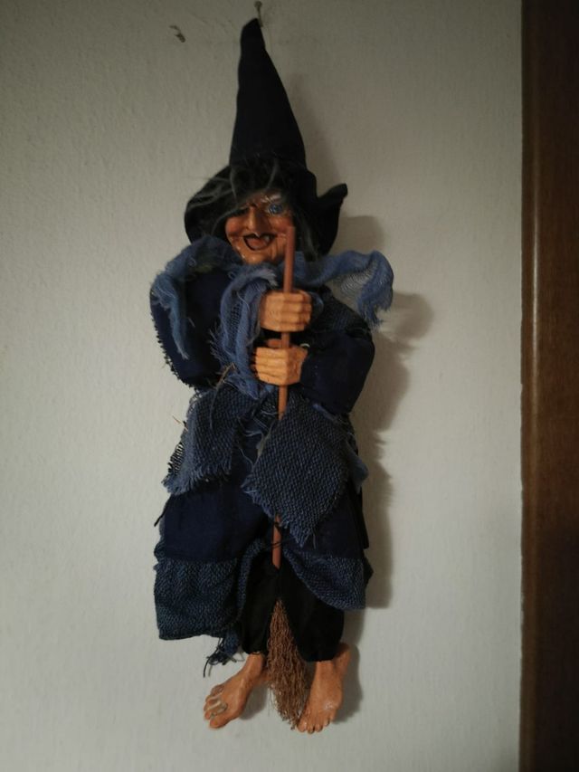 Befana con scopa e sporta 