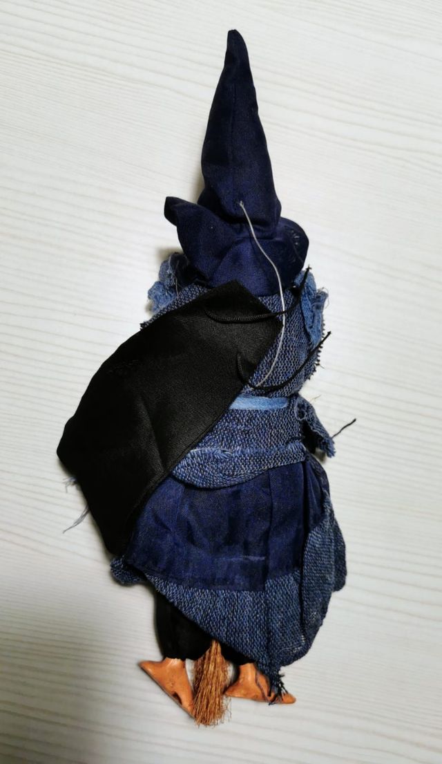 Befana con scopa e sporta 