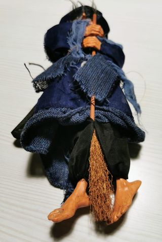 Befana con scopa e sporta 