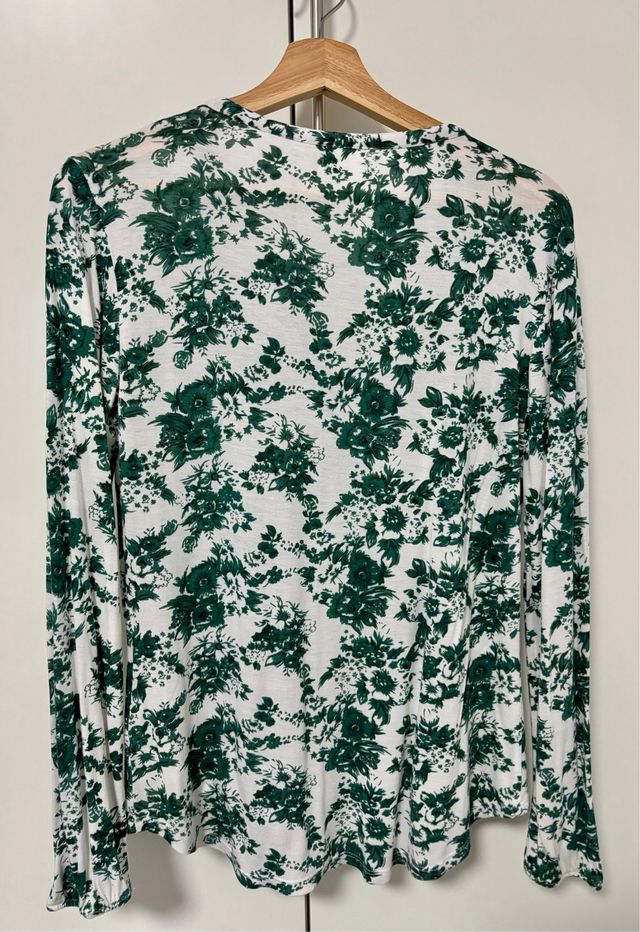 Camiseta verde flores