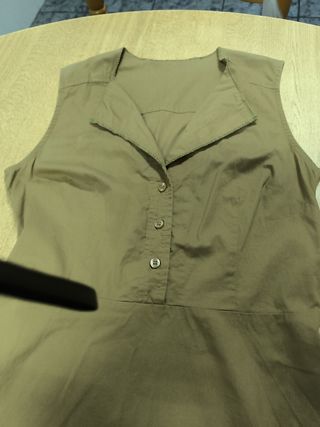 2 camisas y 1 vestido.