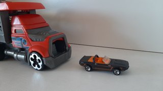 Camion lanzadera Hot Wheels con 10 coches