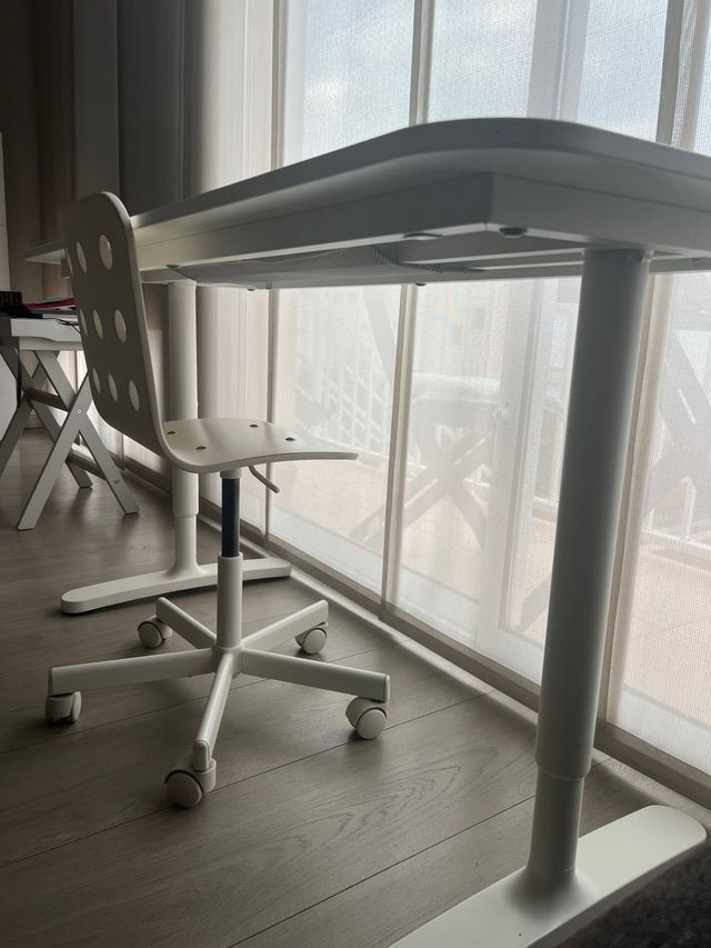 Escritorio modelo BEKANT