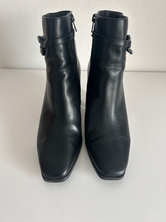 Botines negros tacon