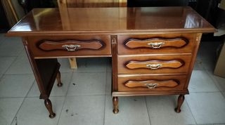 Escritorio de madera noble