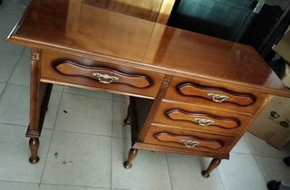 Escritorio de madera noble