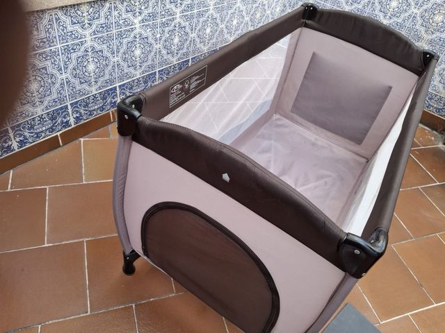 Cuna de viaje y colchón