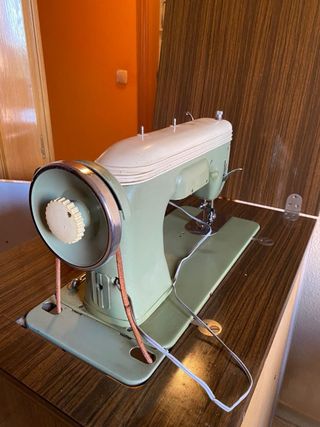 Maquina de coser Sigma con mueble