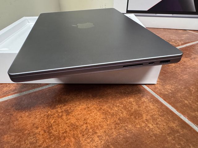 MacBook Pro 14" , M1 Pro, 16gb, 512, 8CPU, 14GPU