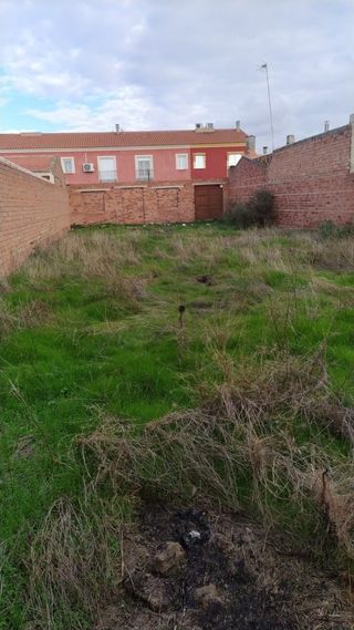 Solar cercado con porche