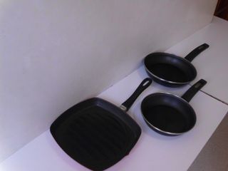 Lote 3 sartenes , plancha 15 euros todo
