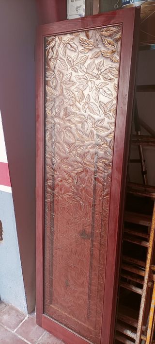 Puerta y ventanillos de madera de mobila