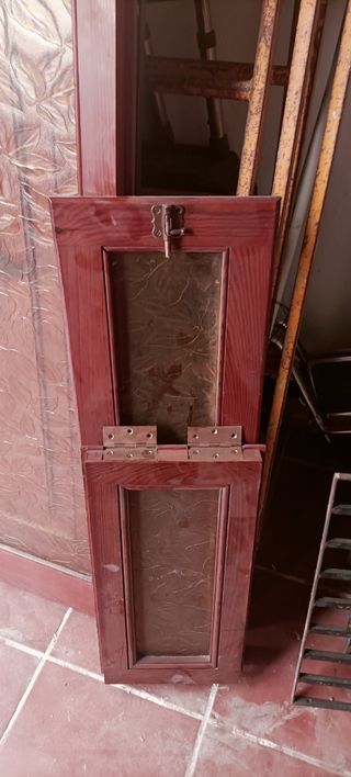 Puerta y ventanillos de madera de mobila