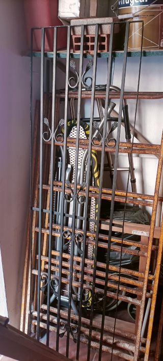 Puerta y ventanillos de madera de mobila