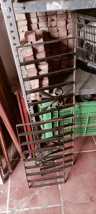 Puerta y ventanillos de madera de mobila