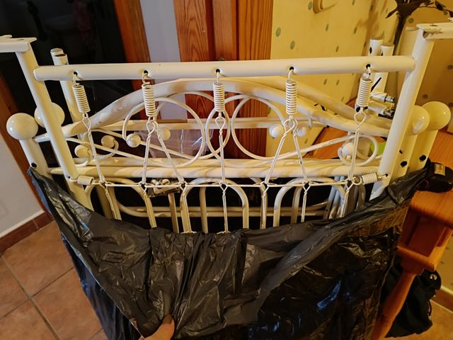 Cuna metalica blanca