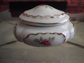 Pieza porcelana fina de la firma jambo