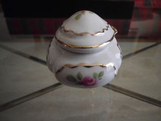 Pieza porcelana fina de la firma jambo