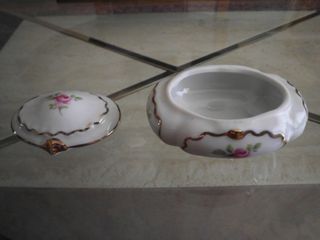 Pieza porcelana fina de la firma jambo