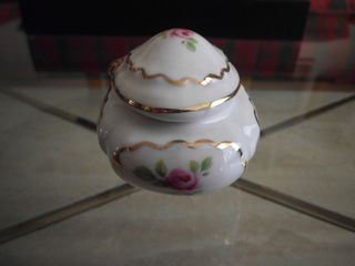 Pieza porcelana fina de la firma jambo