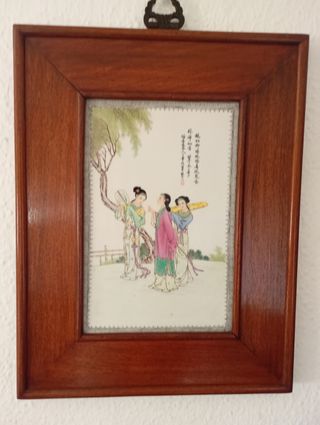 Cuadro de madera y porcelana.