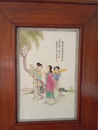 Cuadro de madera y porcelana.