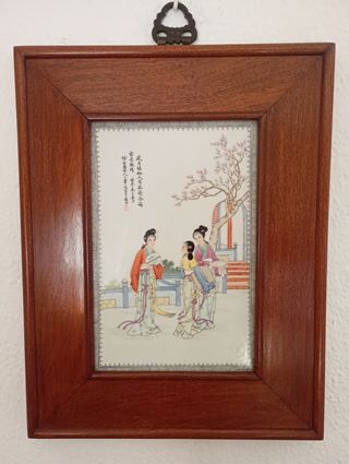 Cuadro de madera y porcelana.