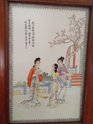 Cuadro de madera y porcelana.