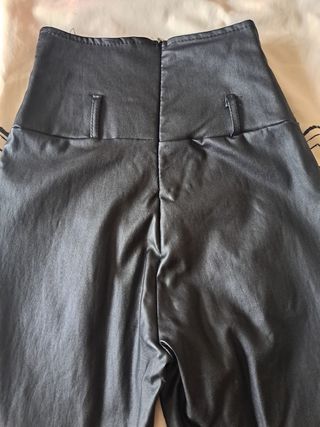 Pantalon tiro alto cuero