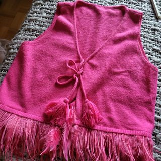 Chaleco lana fuscia con plumas.T.U.
