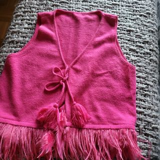 Chaleco lana fuscia con plumas.T.U.
