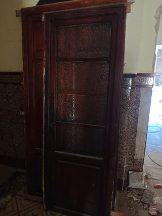 Puerta de madera y cristal vintage. Ya desmontada