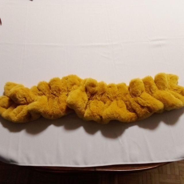 Cachecol com pérolas e ornamentos