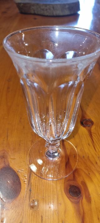 Copa antigua de cristal grueso. 