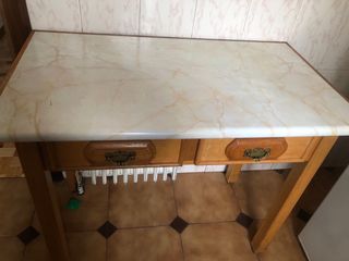 Elegante tavolo in legno e formica