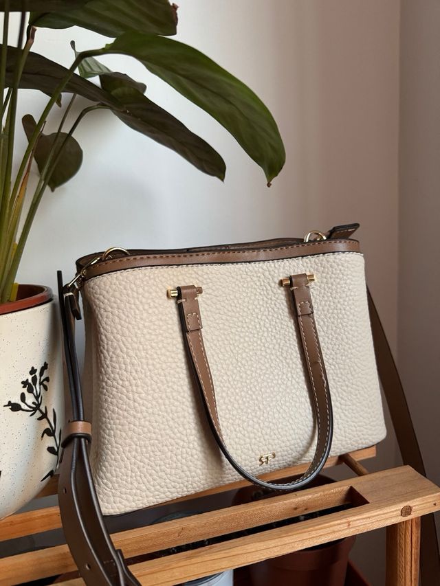 Chic off-white shoulder bag