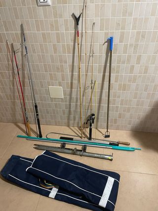 3 cañas  y utensilios  de pescar