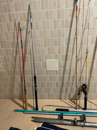 3 cañas  y utensilios  de pescar