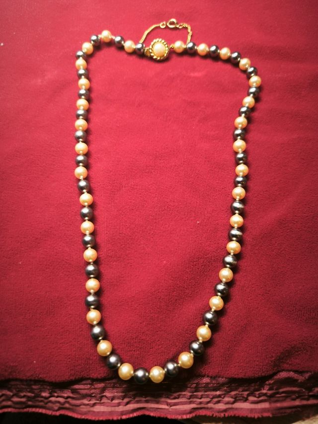 Collar perlas Mallorca blancas y grises.