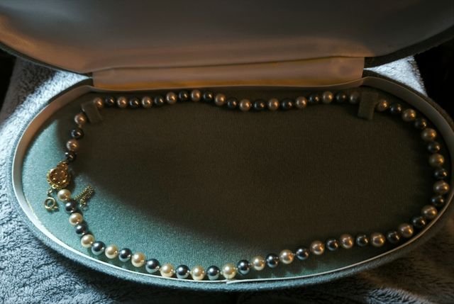 Collar perlas Mallorca blancas y grises.