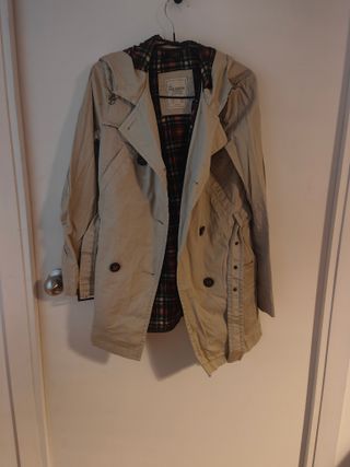 Gabardina forro escocés y capucha. Pull and Bear