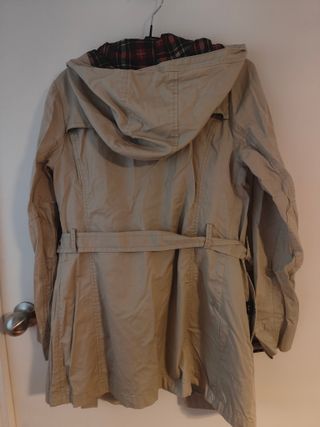 Gabardina forro escocés y capucha. Pull and Bear