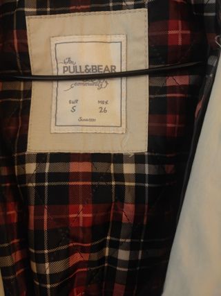 Gabardina forro escocés y capucha. Pull and Bear