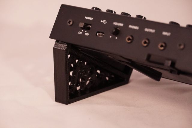 Coverup Stand Roland Boutique bajo soporte