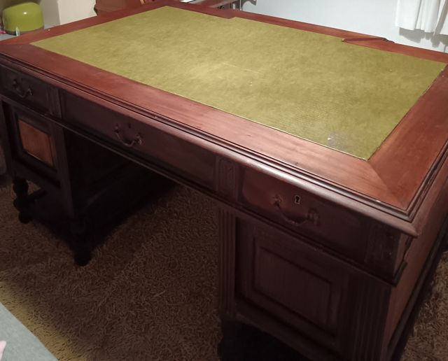 Gran escritorio antiguo de Castaño