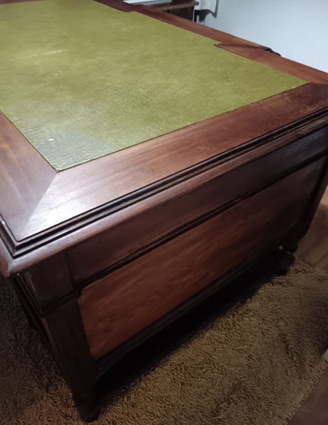 Gran escritorio antiguo de Castaño